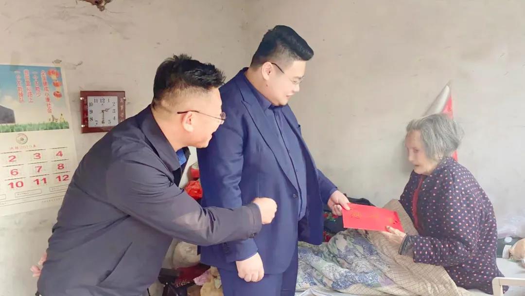 夕陽(yáng)無(wú)限好，敬老情更濃——東岳機(jī)械走訪百歲老人