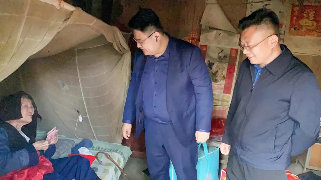 夕陽(yáng)無(wú)限好，敬老情更濃——東岳機(jī)械走訪百歲老人